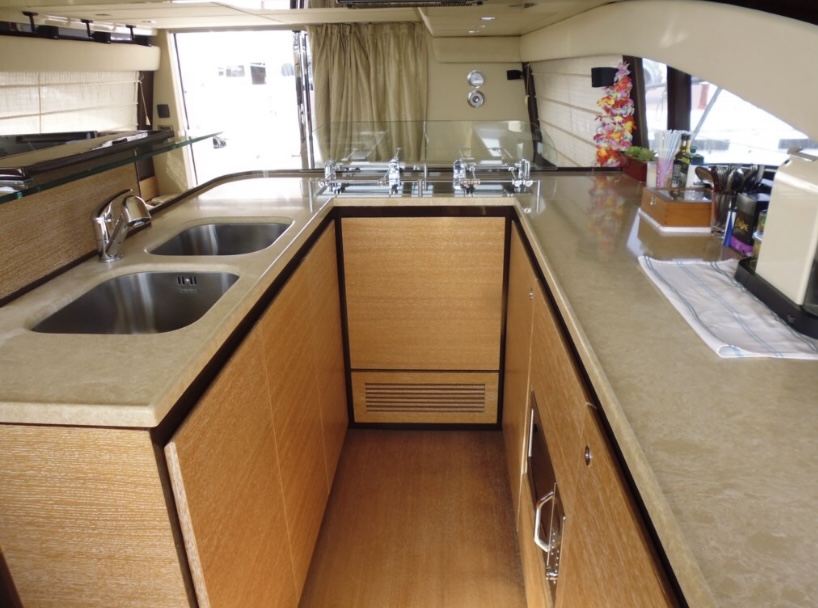 Azimut 58 Fly interior
