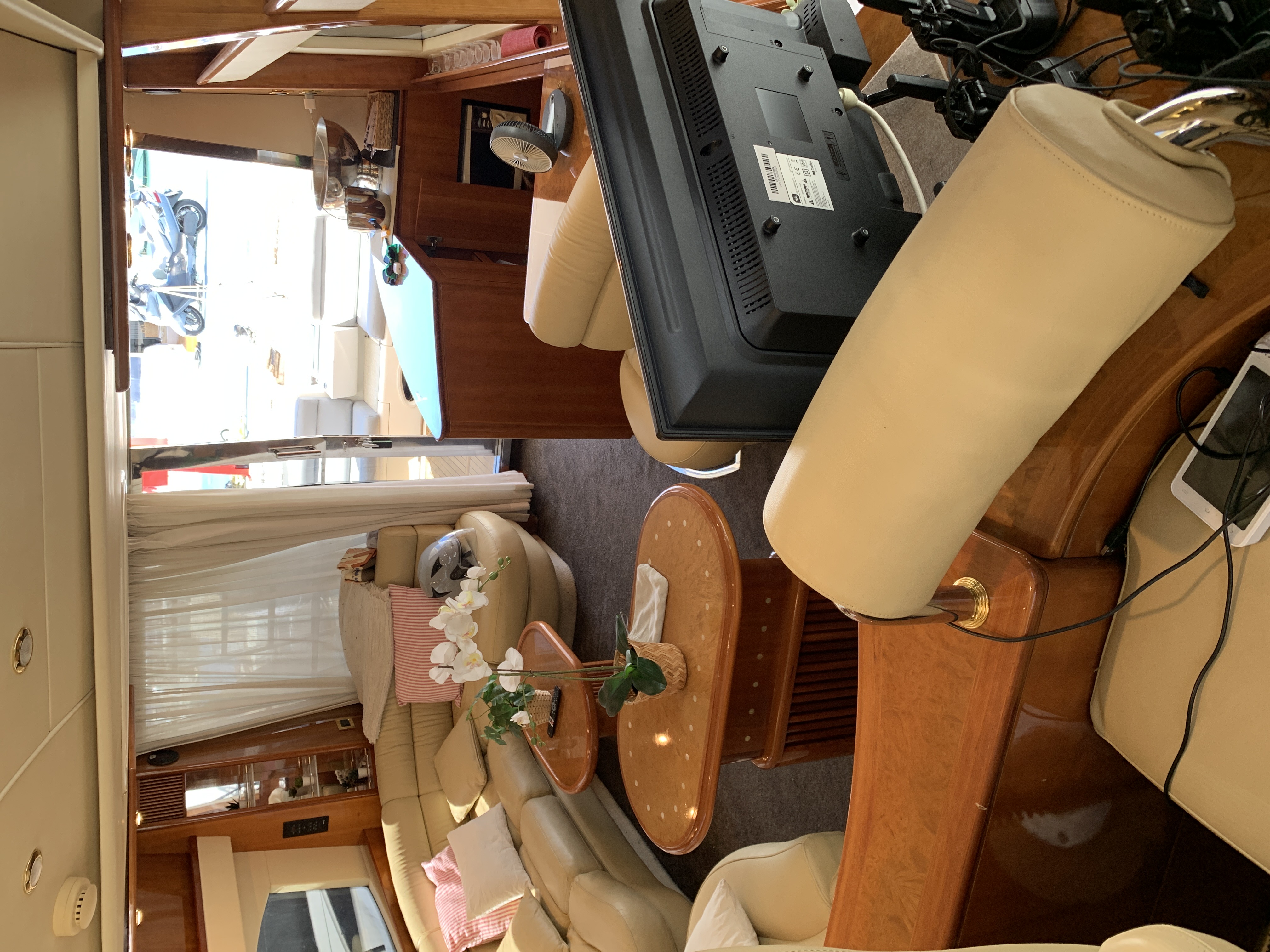 Azimut 58 Fly interior