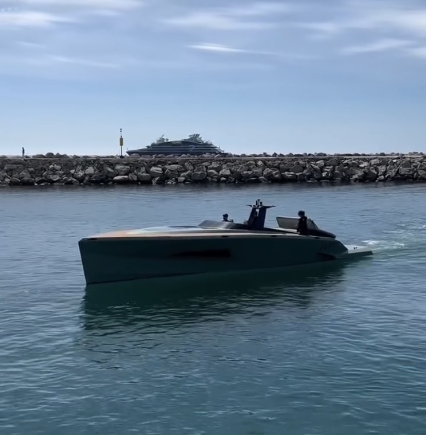 SAY Carbon 42 interior